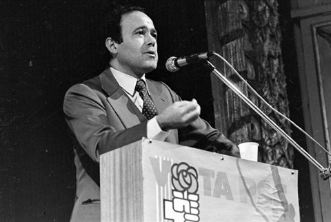 Discurs del senador Francesc Ferrer Giron&egrave;s durant el m&iacute;ting del PSC al Teatre Municipal. 1982