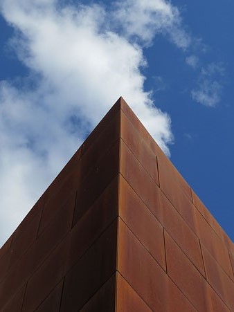 Detall de la fa&ccedil;ana posterior del Teatre Municipal a la pla&ccedil;a del Pallol
