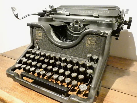 La m&agrave;quina d'escriure de Carles Rahola, a l'espai que li &eacute;s dedicat al Museu d'Hist&ograve;ria