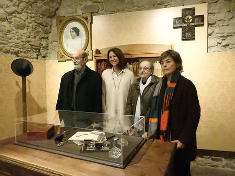 Els n&eacute;ts de Carles Rahola, Emili, Maria Rosa i Francesca Ros Rahola, i l'alcaldessa de Girona, Marta Madrebas, a l'espai dedicat a Rahola al Museu d'Hist&ograve;ria
