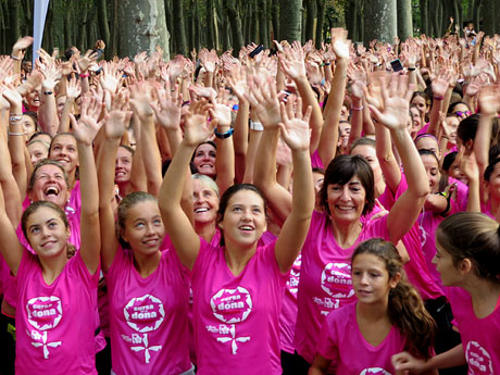 Cursa de la Dona 2016. Concentraci&oacute; i sortida del Parc de la Devesa i cursa pels carrers de Girona