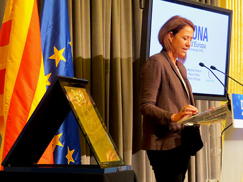 Marta Madrenas durant la seva intervenci&oacute;. En primer terme, el guard&oacute; atorgat pel Consell d�Europa a la ciutat de Girona