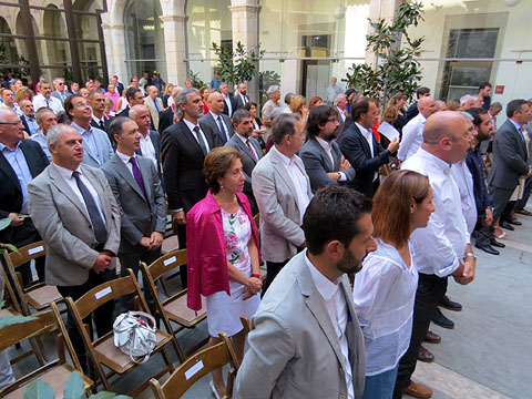 El pati de la Diputaci&oacute; durant el cant de Els Segadors
