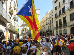 Diada Nacional 2016. Concentraci&oacute; a la pla&ccedil;a del Vi, lectura del manifest i cant de Els Segadors