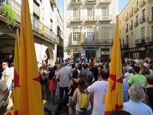 Diada Nacional 2016. Concentraci&oacute; a la pla&ccedil;a del Vi, lectura del manifest i cant de Els Segadors