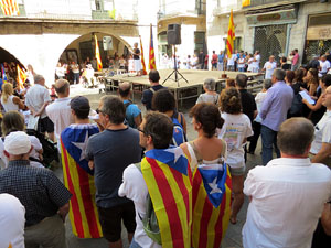 Diada Nacional 2016. Concentraci&oacute; a la pla&ccedil;a del Vi, lectura del manifest i cant de Els Segadors