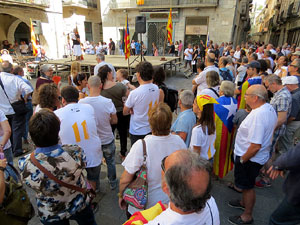Diada Nacional 2016. Concentraci&oacute; a la pla&ccedil;a del Vi, lectura del manifest i cant de Els Segadors