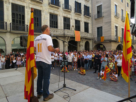 Diada Nacional 2016. Concentraci&oacute; a la pla&ccedil;a del Vi, lectura del manifest i cant de Els Segadors