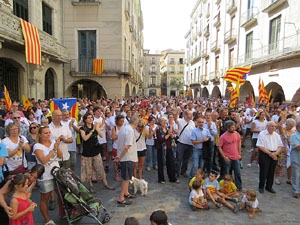Diada Nacional 2016. Concentraci&oacute; a la pla&ccedil;a del Vi, lectura del manifest i cant de Els Segadors