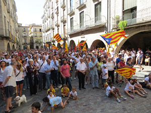 Diada Nacional 2016. Concentraci&oacute; a la pla&ccedil;a del Vi, lectura del manifest i cant de Els Segadors