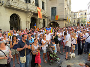 Diada Nacional 2016. Concentraci&oacute; a la pla&ccedil;a del Vi, lectura del manifest i cant de Els Segadors