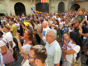 Diada Nacional 2016. Concentraci&oacute; a la pla&ccedil;a del Vi, lectura del manifest i cant de Els Segadors