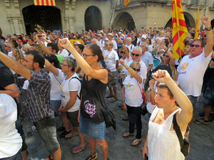 Diada Nacional 2016. Concentraci&oacute; a la pla&ccedil;a del Vi, lectura del manifest i cant de Els Segadors