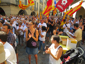 Diada Nacional 2016. Concentraci&oacute; a la pla&ccedil;a del Vi, lectura del manifest i cant de Els Segadors