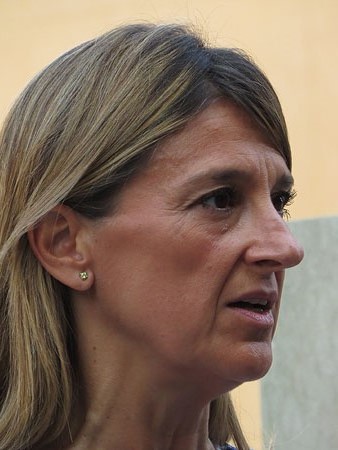 La regidora Gl&ograve;ria Plana Yanes, durant l'homenatge
