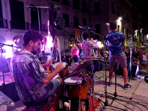 Diada Nacional 2016. Concert del grup Falciots Ninja a la pla&ccedil;a del Vi