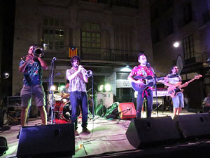 Diada Nacional 2016. Concert del grup Falciots Ninja a la pla&ccedil;a del Vi