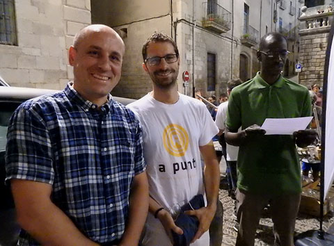 L'activista cultural Jaume Piquer, el president d'&Ograve;mnium Cultural a Girona, Sergi Font, i el ve&iacute; de Salt Bakari Sane, de l'&egrave;tnia diola