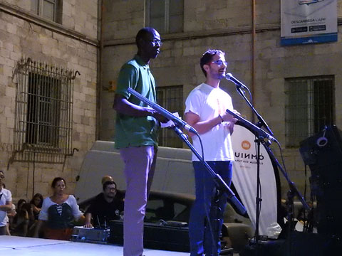 Bakari Sane i Sergi Font introdu&iuml;nt la lectura del manifest