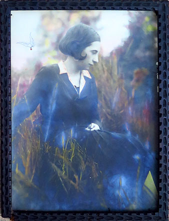 Fotografia acolorida a m&agrave;. 23,8 x 18 cm