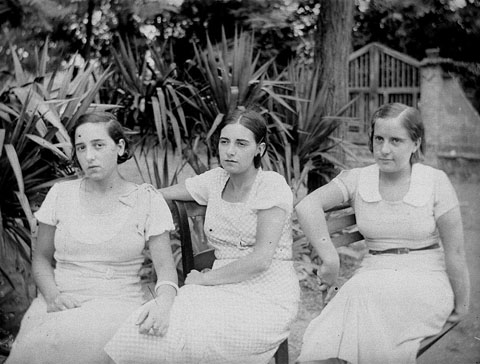 Retrat de Conxita i Anna Reitg Laporta i Mercedes Reitg Simon, a la casa de la fam&iacute;lia Simon a Cistella. 1934