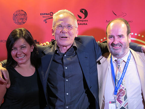 Llu&iacute;s Valent&iacute; director del Festival, entre Casandra Lungu, protagonista de Bernadeta i Mateu Ciurana, el director del curt