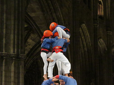 Fires 2016. Castells dins la nau g&ograve;tica de la Catedral de Girona