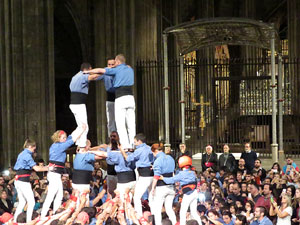 Fires 2016. Castells dins la nau g&ograve;tica de la Catedral de Girona