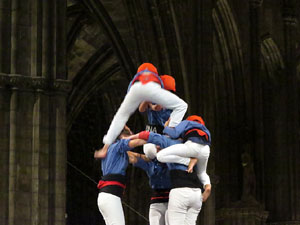 Fires 2016. Castells dins la nau g&ograve;tica de la Catedral de Girona