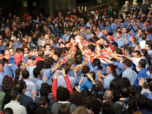 Fires 2016. Castells dins la nau g&ograve;tica de la Catedral de Girona