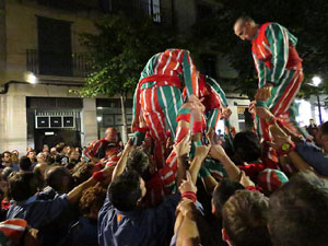 Fires 2016. Els Castells de Vig&iacute;lia a la Rambla de la Llibertat, amb els Marrecs de Salt i la Nova Muixeranga d'Algemes&iacute;