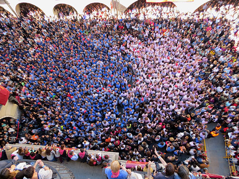 La pla&ccedil;a del Vi, de gom a gom