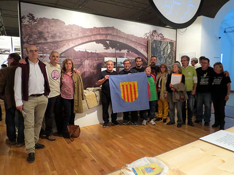 Ve&iuml;nes i ve&iuml;ns del pla del Ter davant el pont del Dimoni, durant la inauguraci&oacute; de l'exposici&oacute;