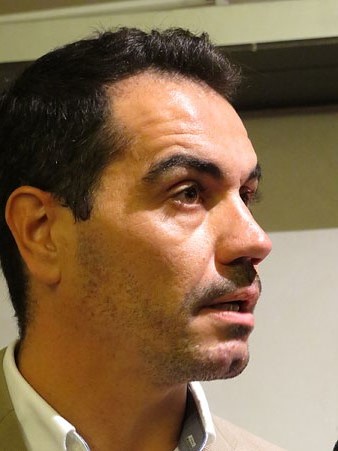 Joel Colomer, comissari de l'exposici&oacute;, durant la inauguraci&oacute;