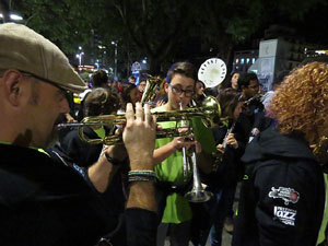 Fires 2016. Girona Gran Parade, trobada de marxing bands, amb la Girona Marxing Band, Bisband d'Empord&agrave;, Balkan Paradise Orchestra i Bufant Fort