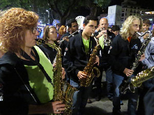 Fires 2016. Girona Gran Parade, trobada de marxing bands, amb la Girona Marxing Band, Bisband d'Empord&agrave;, Balkan Paradise Orchestra i Bufant Fort