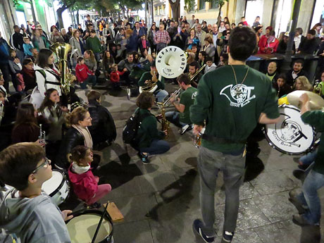 Fires 2016. Girona Gran Parade, trobada de marxing bands, amb la Girona Marxing Band, Bisband d'Empord&agrave;, Balkan Paradise Orchestra i Bufant Fort