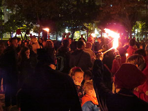 Fires 2016. Espectacle de foc i m&uacute;sica Llumin&agrave;ries de Fires, a c&agrave;rrec de Taller de Magn&egrave;sia i Els Berros de la Cort