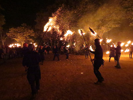 Fires 2016. Espectacle de foc i m&uacute;sica Llumin&agrave;ries de Fires, a c&agrave;rrec de Taller de Magn&egrave;sia i Els Berros de la Cort