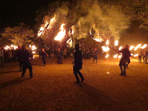 Fires 2016. Espectacle de foc i m&uacute;sica Llumin&agrave;ries de Fires, a c&agrave;rrec de Taller de Magn&egrave;sia i Els Berros de la Cort
