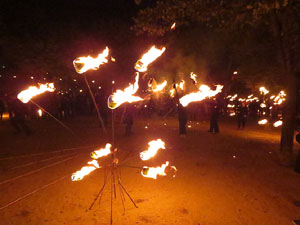 Fires 2016. Espectacle de foc i m&uacute;sica Llumin&agrave;ries de Fires, a c&agrave;rrec de Taller de Magn&egrave;sia i Els Berros de la Cort