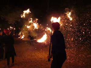 Fires 2016. Espectacle de foc i m&uacute;sica Llumin&agrave;ries de Fires, a c&agrave;rrec de Taller de Magn&egrave;sia i Els Berros de la Cort