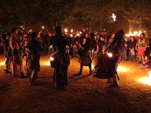 Fires 2016. Espectacle de foc i m&uacute;sica Llumin&agrave;ries de Fires, a c&agrave;rrec de Taller de Magn&egrave;sia i Els Berros de la Cort