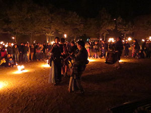 Fires 2016. Espectacle de foc i m&uacute;sica Llumin&agrave;ries de Fires, a c&agrave;rrec de Taller de Magn&egrave;sia i Els Berros de la Cort