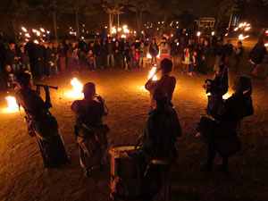 Fires 2016. Espectacle de foc i m&uacute;sica Llumin&agrave;ries de Fires, a c&agrave;rrec de Taller de Magn&egrave;sia i Els Berros de la Cort