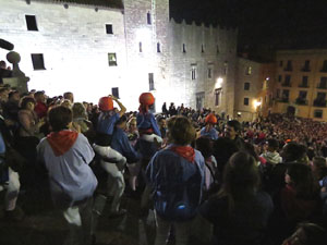Fires 2016. Pujada d'un pilar per les escales de la Catedral, a c&agrave;rrec dels Marrecs de Salt