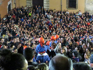 Fires 2016. Pujada d'un pilar per les escales de la Catedral, a c&agrave;rrec dels Marrecs de Salt