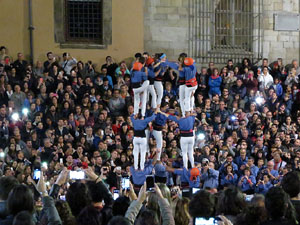 Fires 2016. Pujada d'un pilar per les escales de la Catedral, a c&agrave;rrec dels Marrecs de Salt