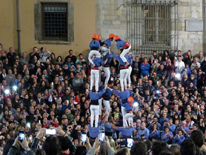 Fires 2016. Pujada d'un pilar per les escales de la Catedral, a c&agrave;rrec dels Marrecs de Salt