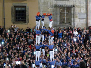 Fires 2016. Pujada d'un pilar per les escales de la Catedral, a c&agrave;rrec dels Marrecs de Salt
